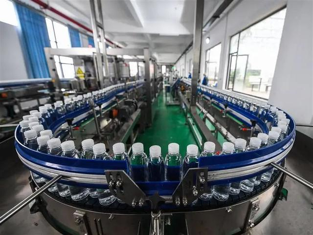 在浙江淳安经济开发区一家水饮料企业拍摄的瓶装水生产线。 新华社记者 徐昱 摄