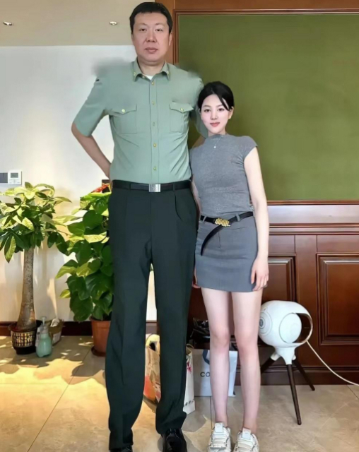47岁王治郅近况,回部队工作稳定,儿子被cba淘汰,二婚妻子美丽