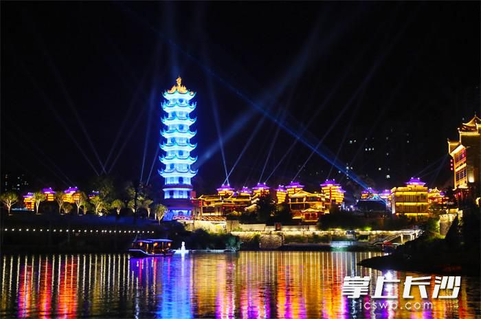 走进乾州古城 感受湘西文化 《荣光·乾城》光影秀声光演绎英雄故事