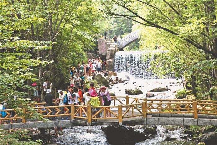 马一梅 李健进入暑期,龙江森工柴河局公司威虎山九寨景区迎来旅游高峰