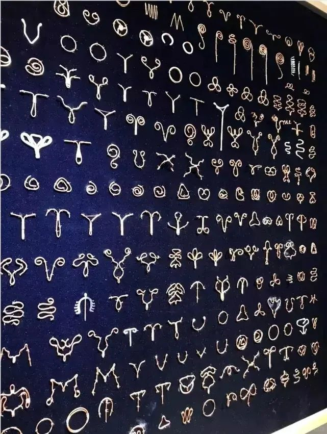 它的形态接近宫腔形状,以不锈钢丝为支架,呈螺旋状,内置铜丝,可在体内