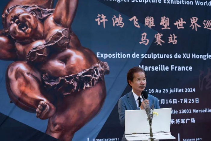 许鸿飞雕塑世界巡展在法国马赛戴高乐将军广场开幕