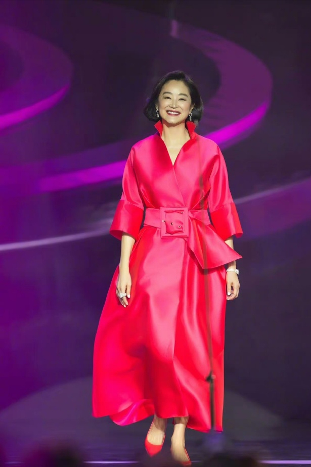 被69岁林青霞美到了!一袭玫红长裙 波波头真明艳 状态不输年轻人