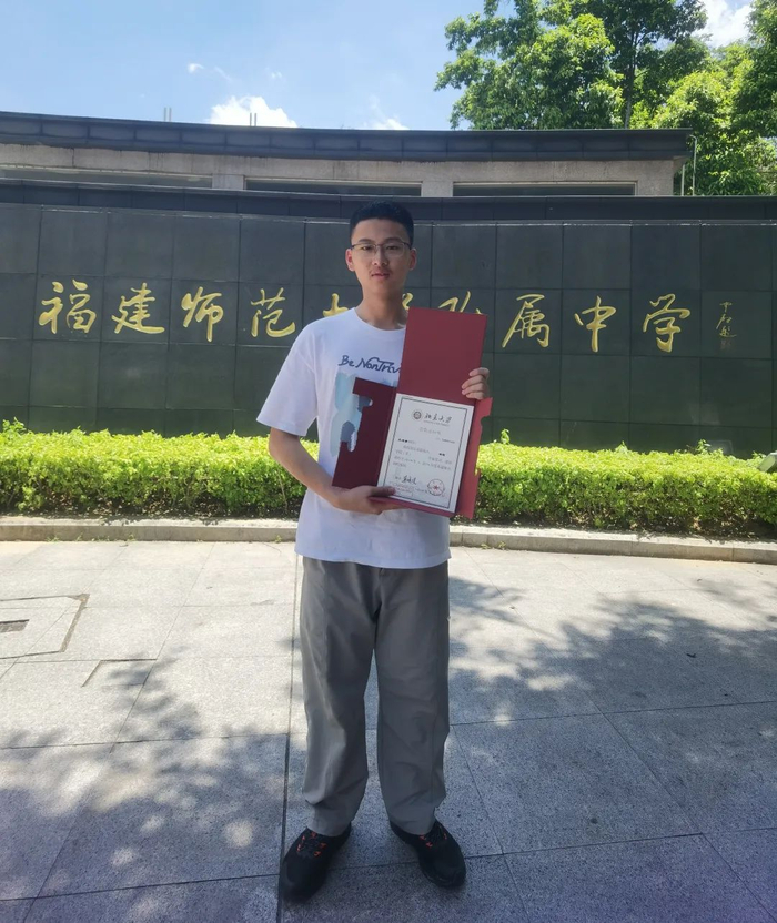 福建师范大学附属中学的王成睿同学7月16日福州为"准新生"们送上祝福