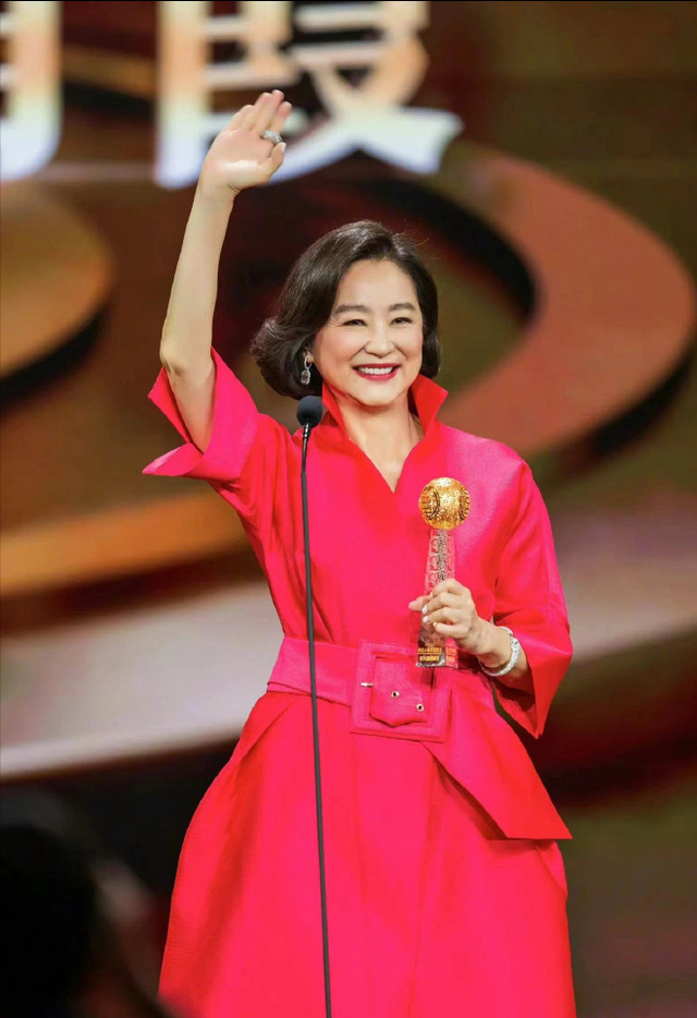 在香港会展中心举行的影响世界华人盛典上,林青霞以一身玫红色晚装