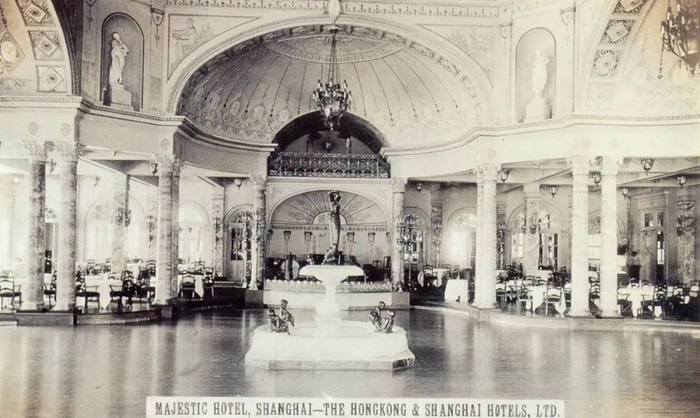 图为大华饭店的大厅