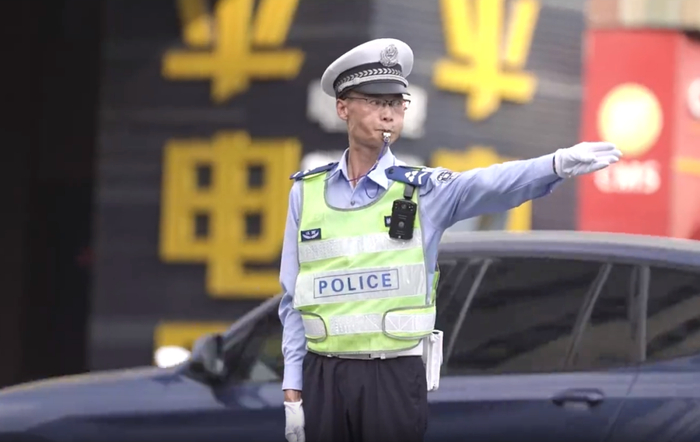 ▲“整个评论区都认识的上饶辅警”郑全卫。图/微信公众号“上饶公安局”