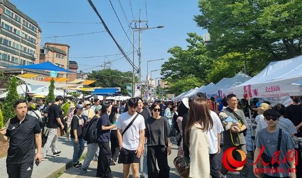 韩国当地美食节活动现场。 人民网 李帆摄