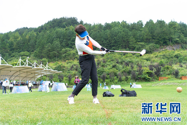 7月18日，参赛选手在进行比赛。新华网发（刘德文 摄）