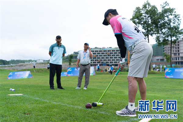 7月18日，参赛选手在进行比赛。新华网发（刘德文 摄）