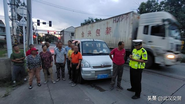 超员面包车清晨5时"错峰出行" 被早班交警抓正着