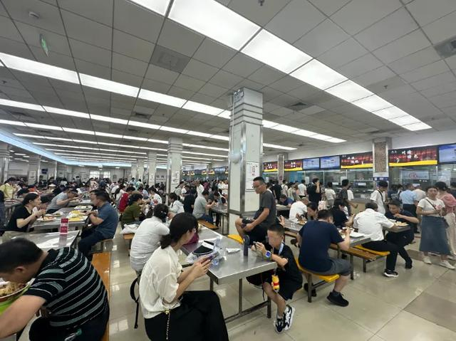 7月18日中午，复旦旦苑餐厅内座无虚席（澎湃新闻记者 陆书卿 摄）