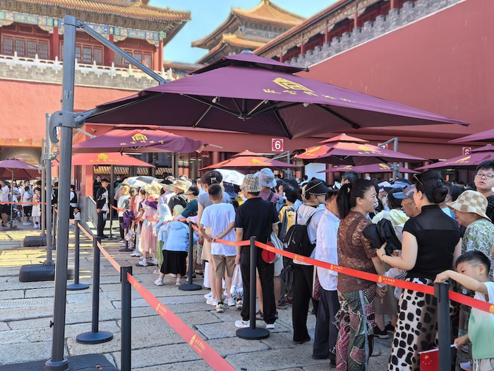 早上8点半等待进宫的游客