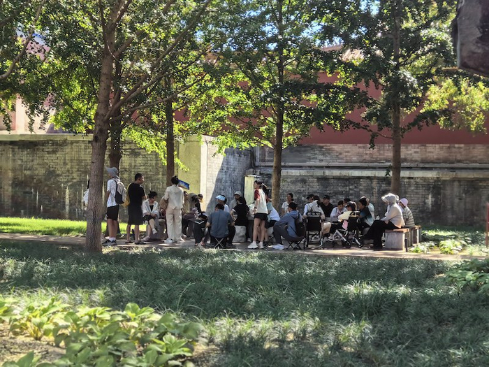 早9点半，游客在十八槐附近乘凉