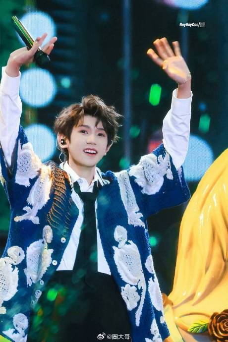 cp粉发现王俊凯和王源又有同款了,谁能想到这次是王源上赶着给粉丝发