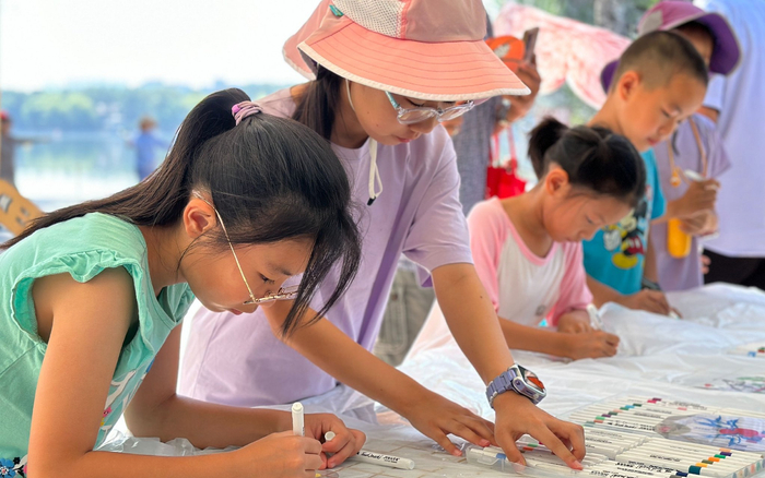 小朋友在玉渊潭公园参加科普活动。玉渊潭公园供图