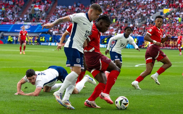 ▲欧洲杯期间，英格兰后卫特里皮尔（前左）曾喝下泡菜汁，以此缓解抽筋症状。 图/新华社