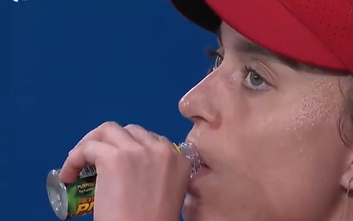 ▲西班牙女子网球运动员巴多萨也曾在比赛间隙喝泡菜汁。 视频截图