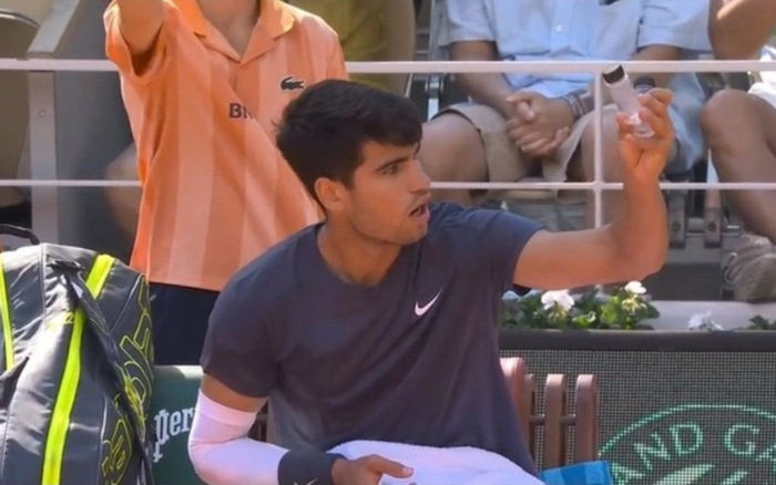 ▲在大满贯赛事间隙，阿尔卡拉斯用泡菜汁补充能量。视频截图