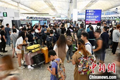 7月19日，受微软系统故障影响，航空公司服务受阻，大批旅客提前到香港国际机场办理登机手续。中新网记者 李志华 摄