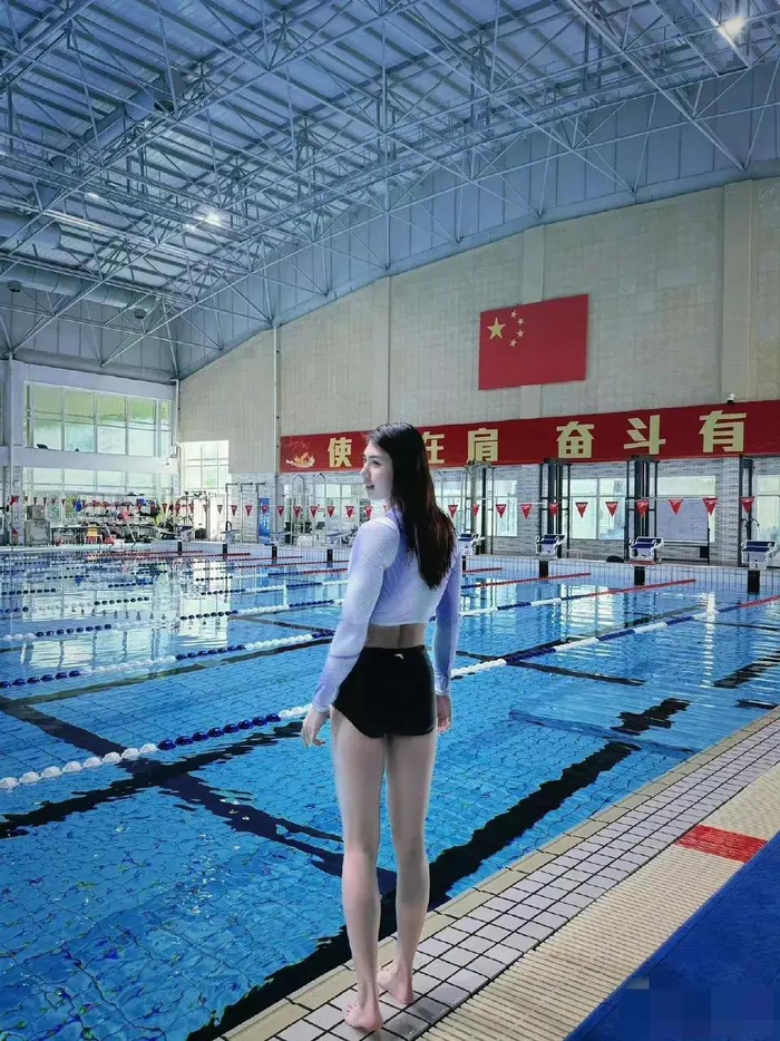没有人夸夸张雨霏身材吗!好长的腿!简直是超模身材!