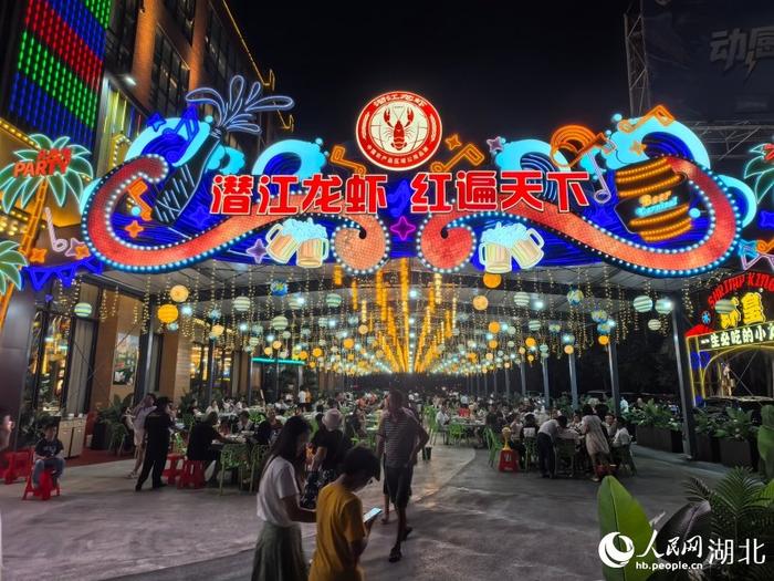 人民网记者 周雯摄夜晚的生态龙虾城