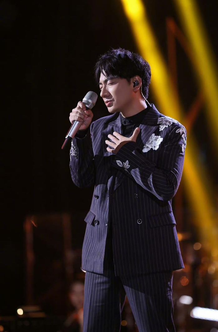 海来阿木晋级《歌手2024》总决赛:和母亲一起表演,唱给每一位曾经是孩子的人|海来阿木|表演|歌手2024