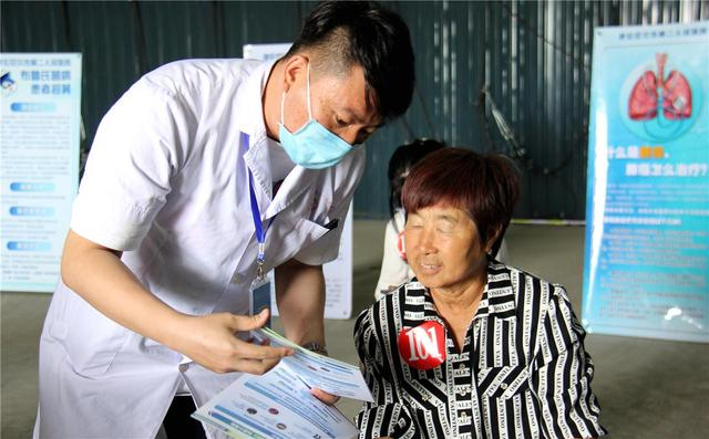 现场健康宣传。