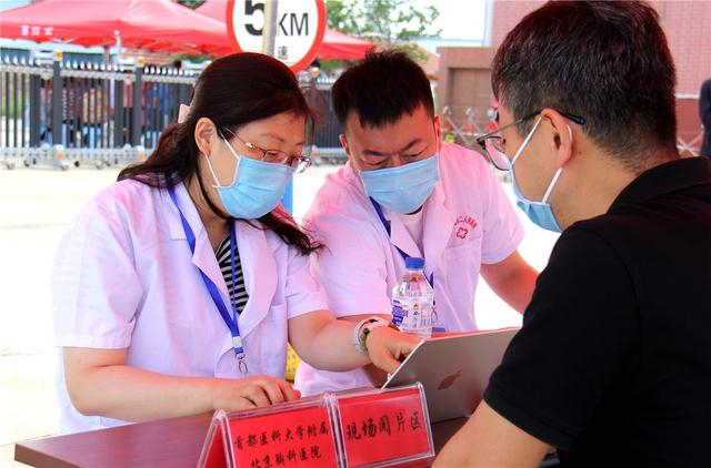 首都医科大学附属北京胸科医院专家现场阅片。