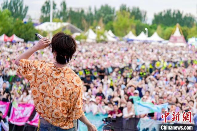 乐迷围满舞台周围。贺兰县委宣传部供图