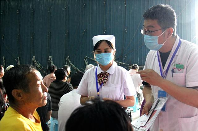 呼伦贝尔市第二人民医院医生现场健康宣教。