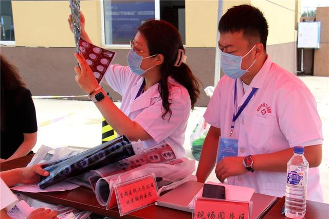 专家现场认真阅片。