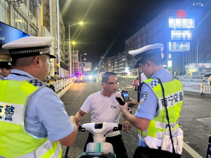 7月19日晚，南宁市公安局交警支队二大队在民族园湖路口查获一起醉酒后驾驶非机动车的违法行为。（南宁交警供图）