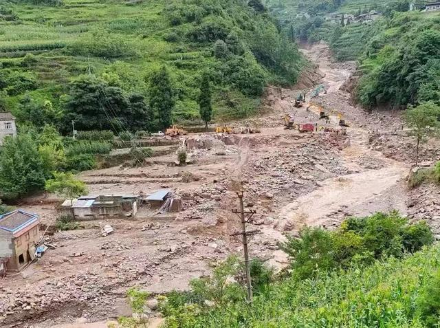 四川汉源县暴雨致30余名村民失联：村民在睡眠中被洪水卷走-四川汉源事件始末是哪一年