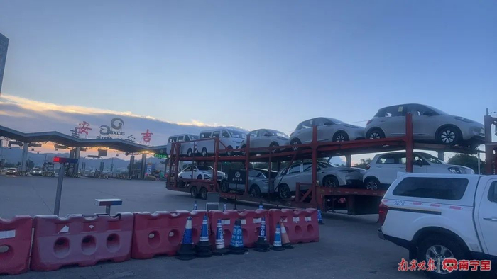 满载崭新汽车的货车因为超长超宽被拦下。