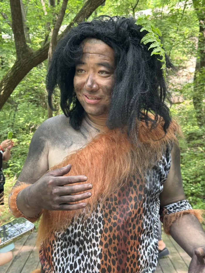 ▲装扮成野人的李先生。（图/新周刊 摄）