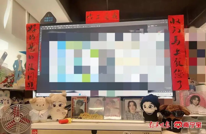 “二两又”在工位上贴上了对联。（受访者供图）