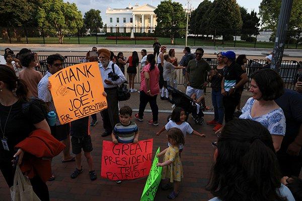 当地时间2024年7月21日，美国总统拜登宣布退选后，民众聚集在白宫外表示感谢。 澎湃影像