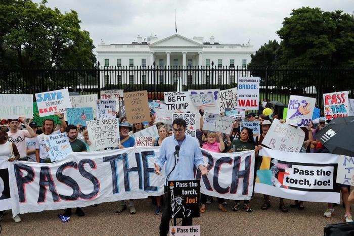 当地时间2024年7月20日，美国华盛顿，示威者在白宫外集会，要求美国总统拜登退出2024年大选。澎湃影像
