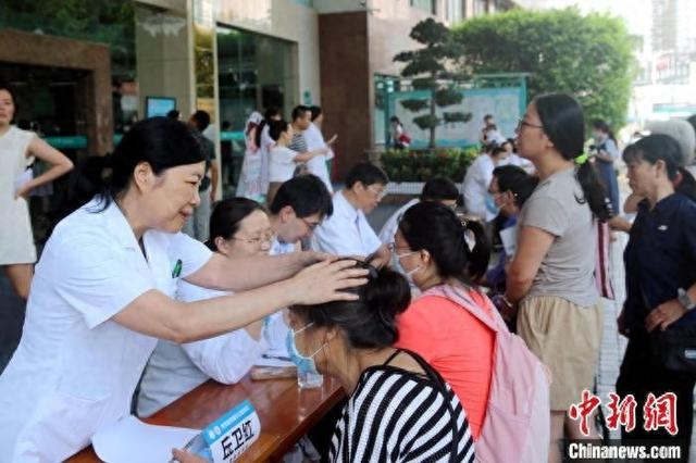 7月22日，20余位专家组成联合团队开展“世界脑健康日”义诊活动。中山三院 供图