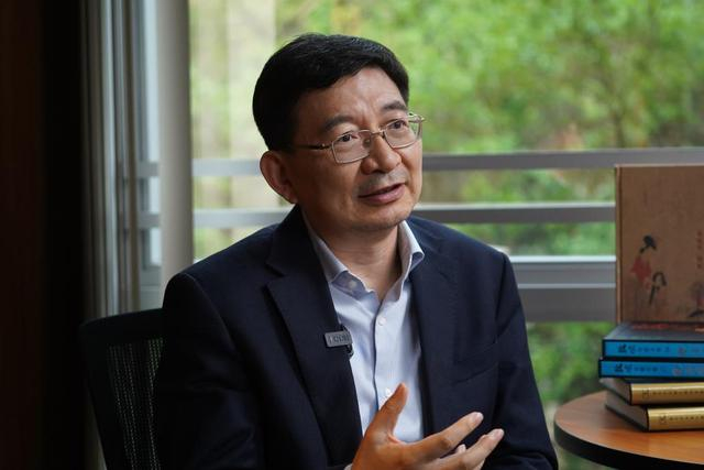 香港商务印书馆总经理兼总编辑毛永波在接受记者采访（4月30日摄）。新华社记者 龙镜伊 摄
