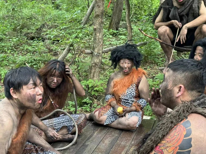 ▲野人们围坐在一起。（图/新周刊 摄）