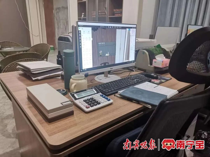 陈乐的工位偏向于“极简风”，除了工作必要的工具外，很难找到别的小摆件。（受访者供图）