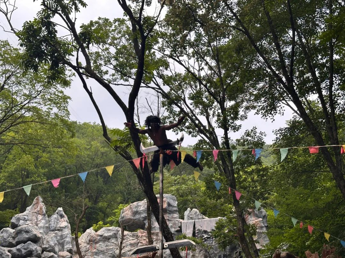 ▲表演上刀山的野人。（图/新周刊 摄）