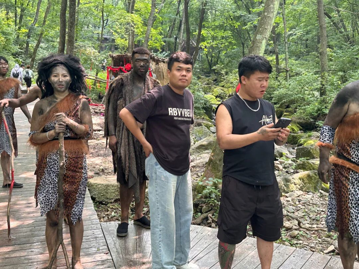 ▲裴扬和大军。（图/新周刊 摄）