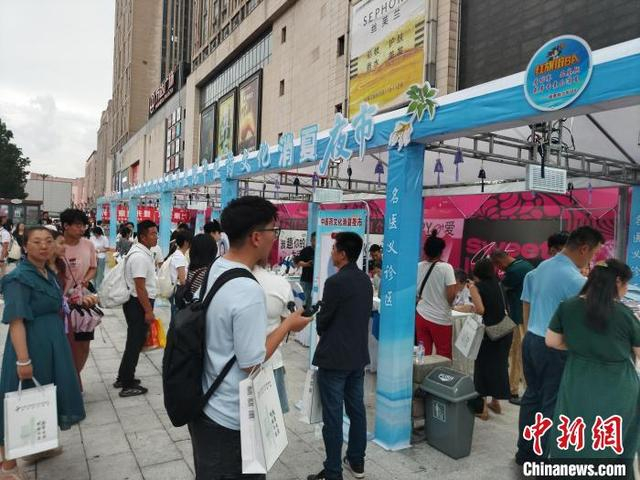 许多长春市民正在中医夜市的摊位前排队。谭伟旗 摄