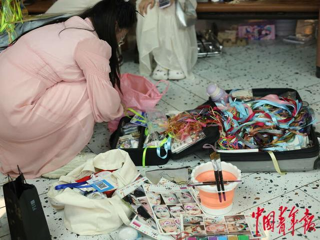 7月19日，北京，新奥购物中心，演唱会即将开场，客流量减小后，一名做妆发的摊主收拾自己的摊位准备离开。林小渠/摄