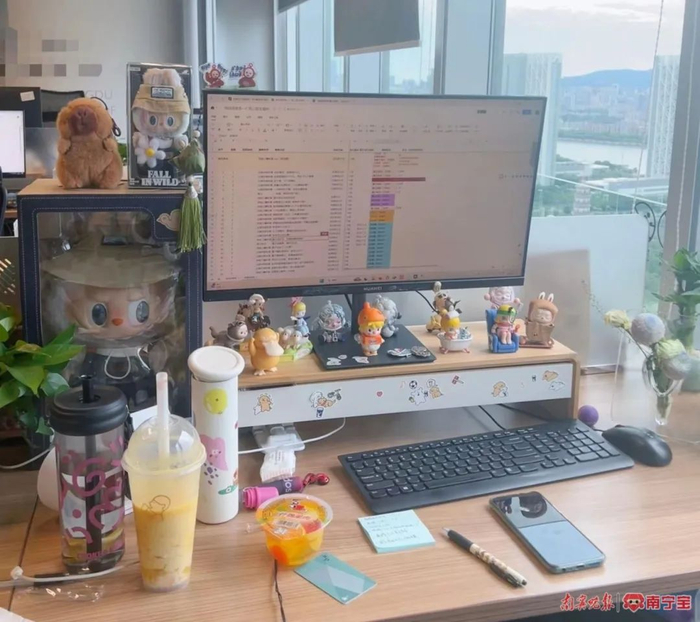 小枝在改造工位时仅“拉布布”玩偶就花费了将近2000元。（受访者供图）