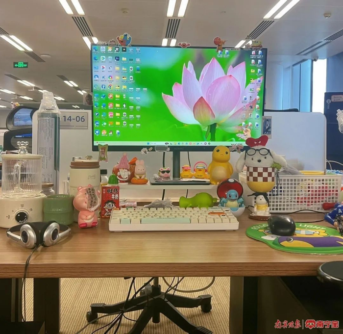 蒋韵妮的桌面上摆满了各类小玩偶。（受访者供图）