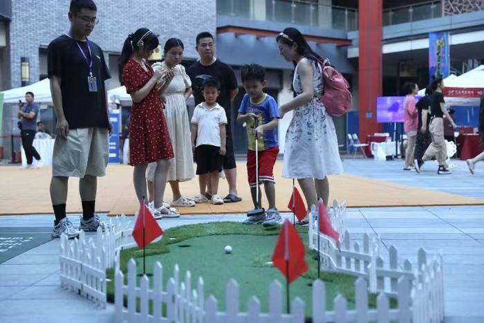 小朋友体验迷你高尔夫。 北京市体育局供图